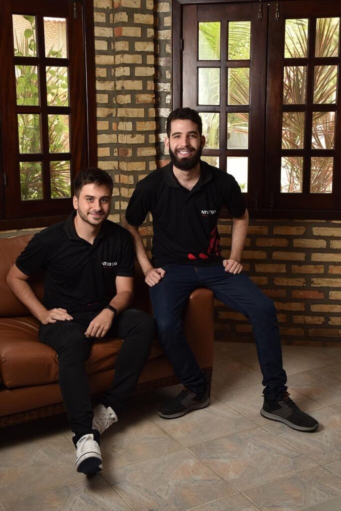 fotografia corporativo descotnraído com dois funcionários de uma empresa em sofá